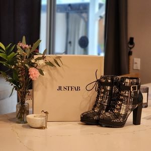 Shoe Dazzle platform high heel boot. Black and White plaid. Size 8